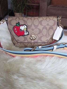 Adorable Coach X Peanuts Karlee Crossbody Bag With Snoopy 🤎🐾🍎⭐️🎁